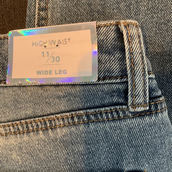 Tinseltown - Picture 8 of 8